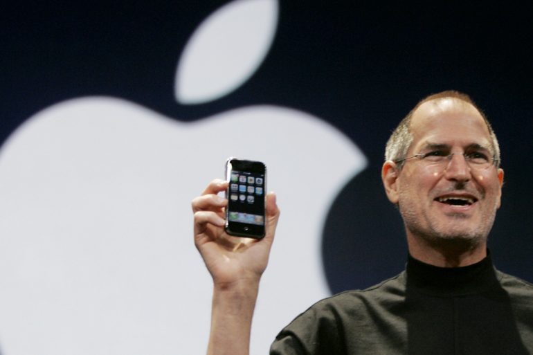 Steve Jobs presentando el iPhone en 2007